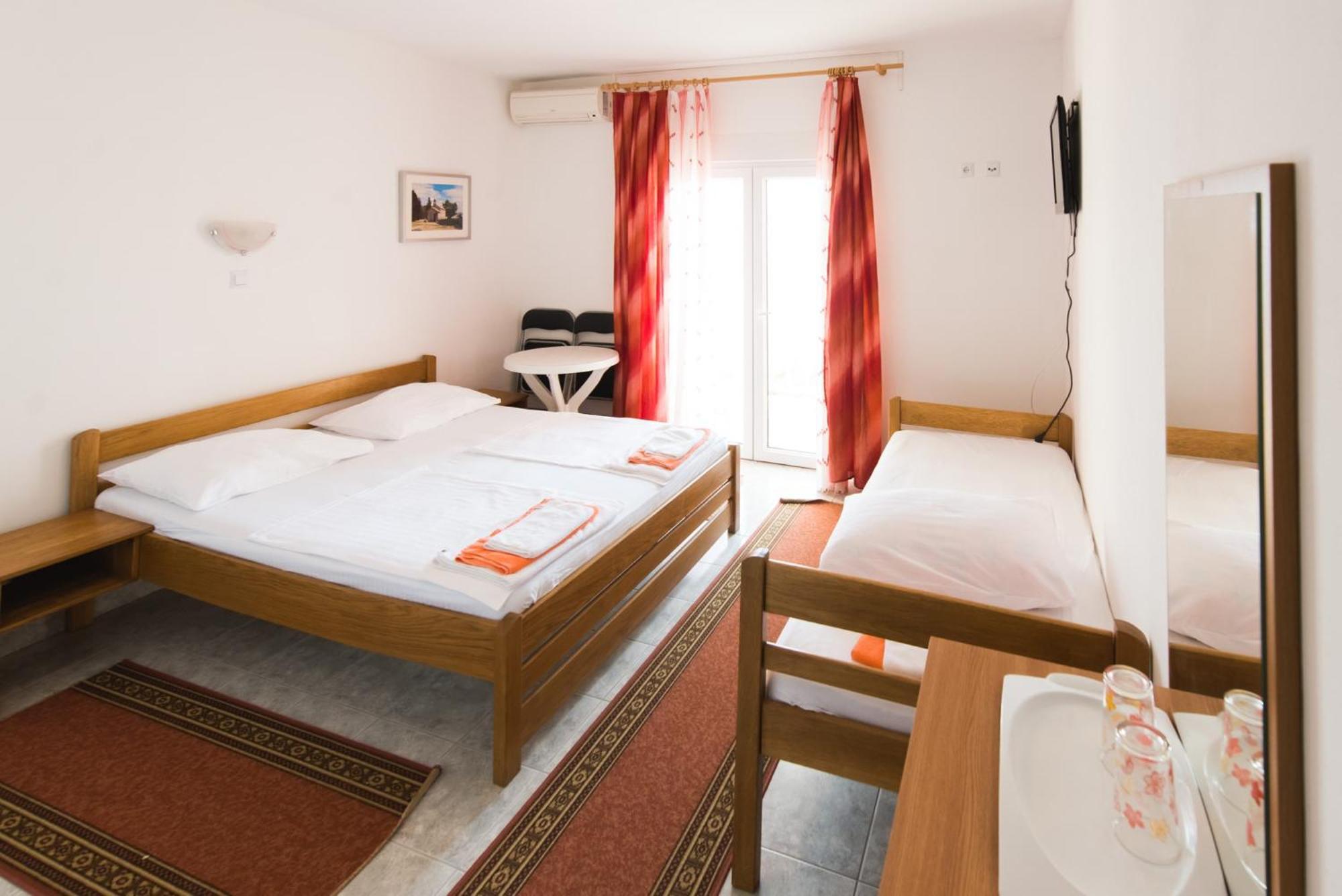 Bed And Breakfast Pero 3 Min Walk To The Beach Lokva Rogoznica Exterior foto
